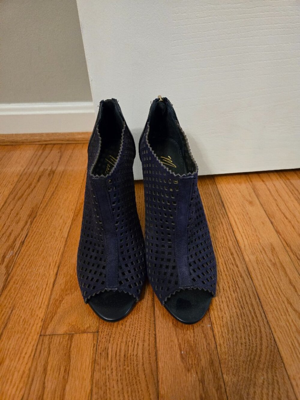 Womens size 7 Marc Fisher navy blue heels